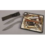 A tray of assorted pocket knives and multi tool knives including antler scaled examples.