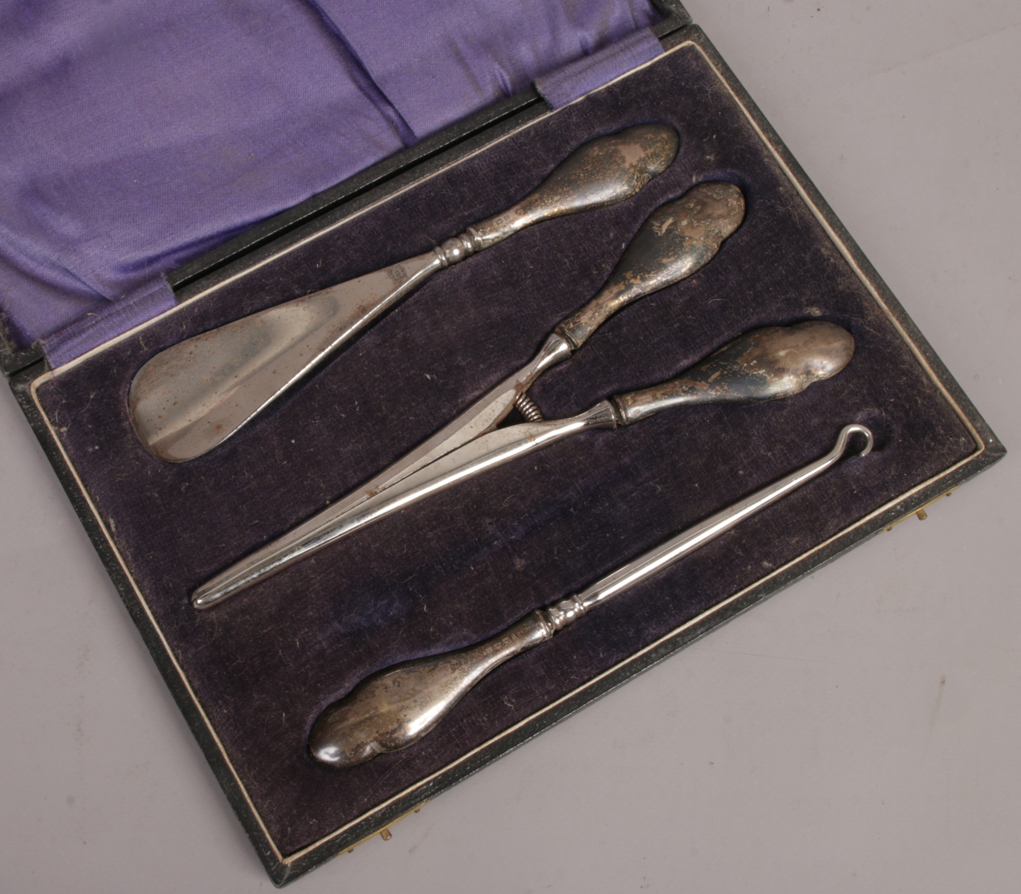 A cased silver handled glove stretcher button hook and shoe horn set, assayed Birmingham 1922.