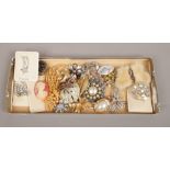 Twenty five jewellery brooches including gilt, white paste set etc.