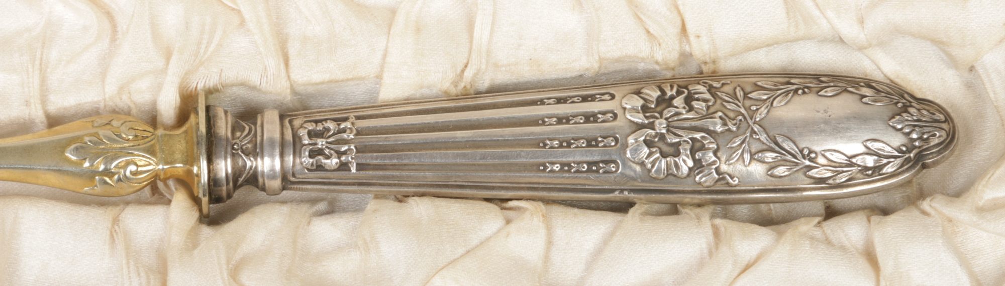 An early 20th century French cased silver and silver gilt serving spoon. Engraved to the pierced and - Image 3 of 3