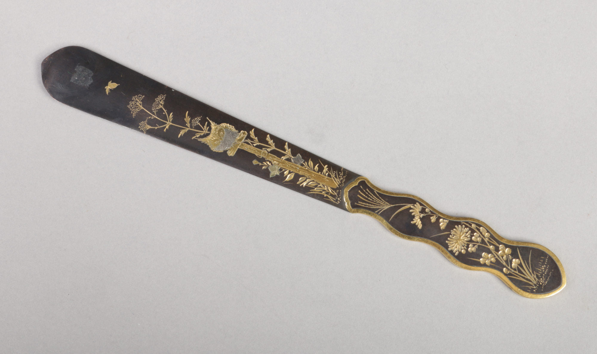 A Japanese bronze paper knife. Engraved with birds and flowers and having gilt embellishments, 22. - Image 4 of 6