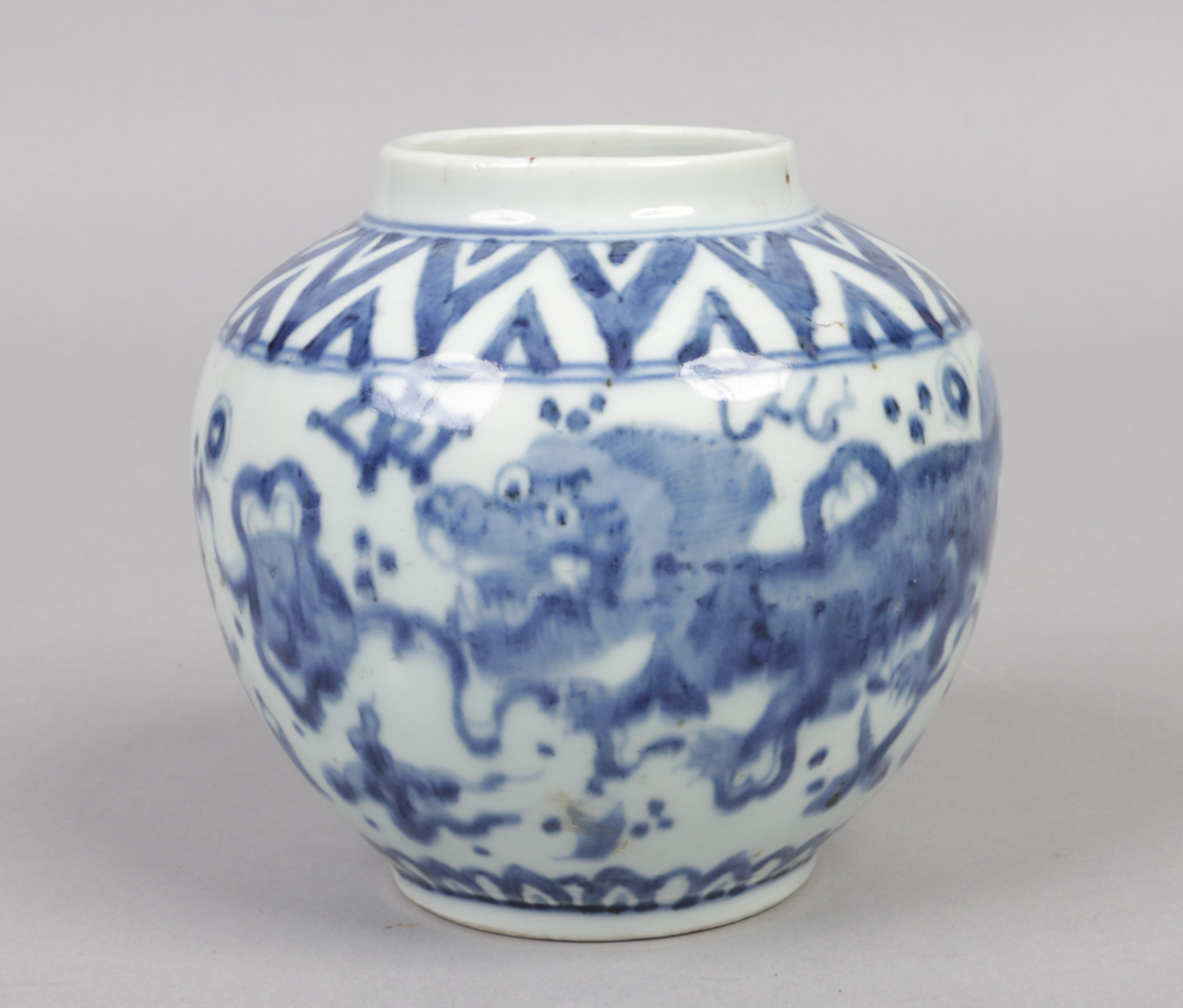 A Chinese Wanli (1573-1620) small blue and white jar. Painted in underglaze blue with lion dogs - Image 7 of 7