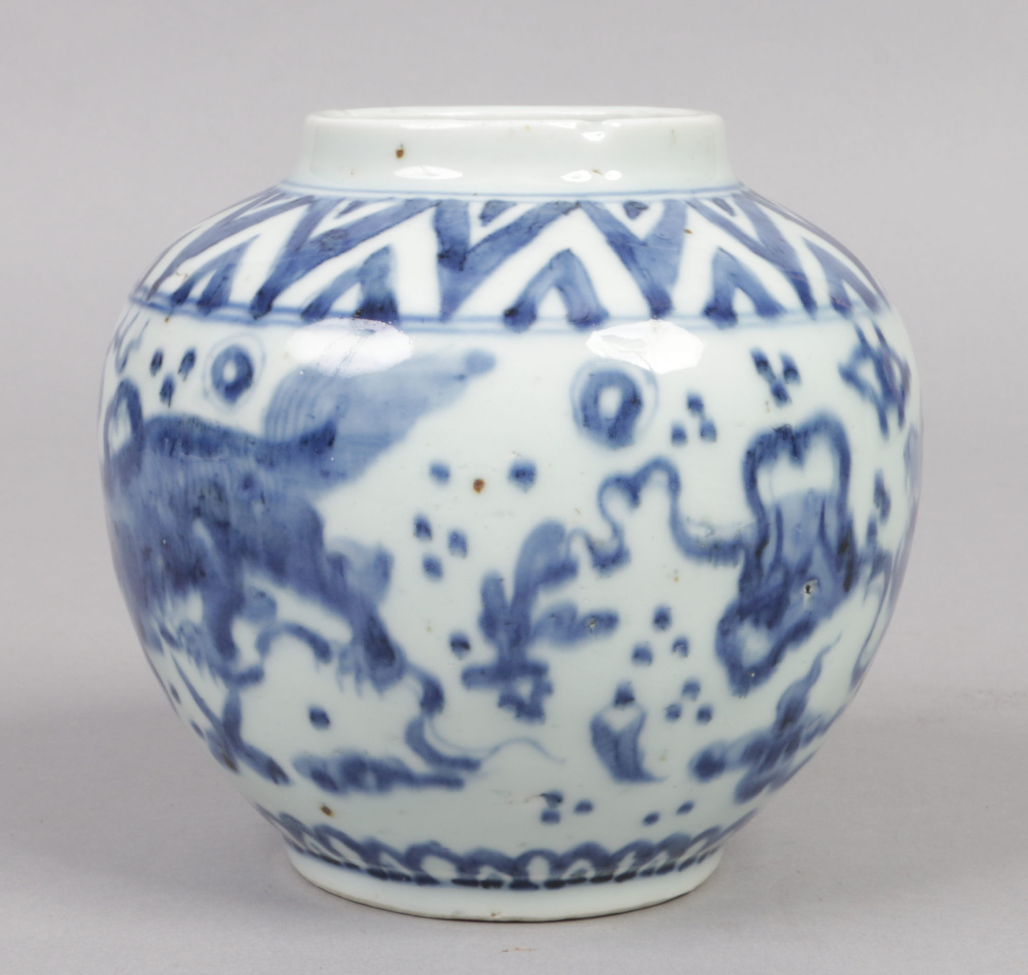 A Chinese Wanli (1573-1620) small blue and white jar. Painted in underglaze blue with lion dogs - Image 4 of 7