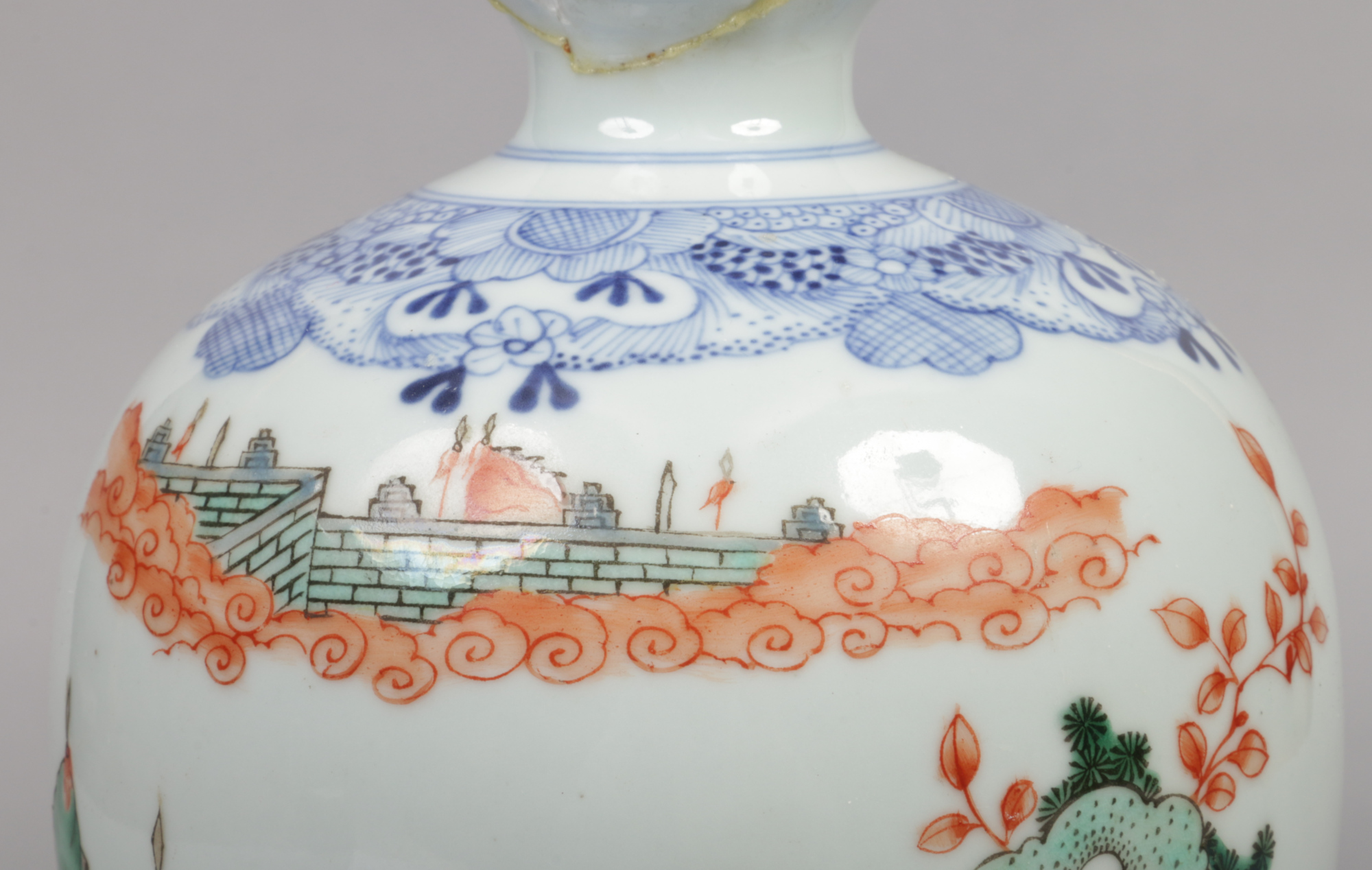 A Chinese famille verte meiping vase. Painted with an underglaze blue lambrequin collar and with a - Image 7 of 10