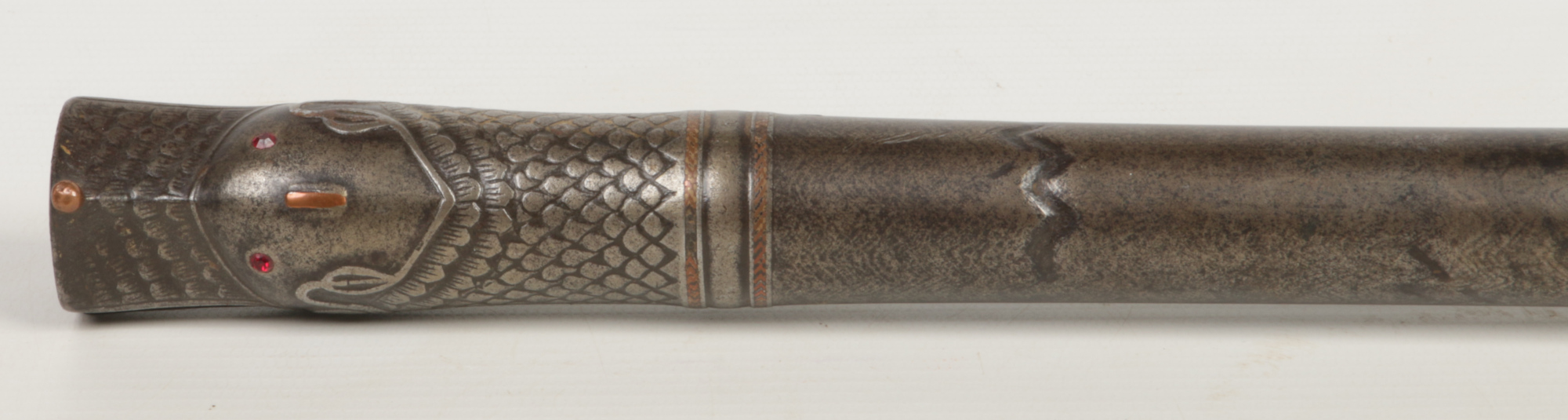 An early 19th century Mughal Indian gun barrel. Damascened and with gold embellishments. The - Image 2 of 3