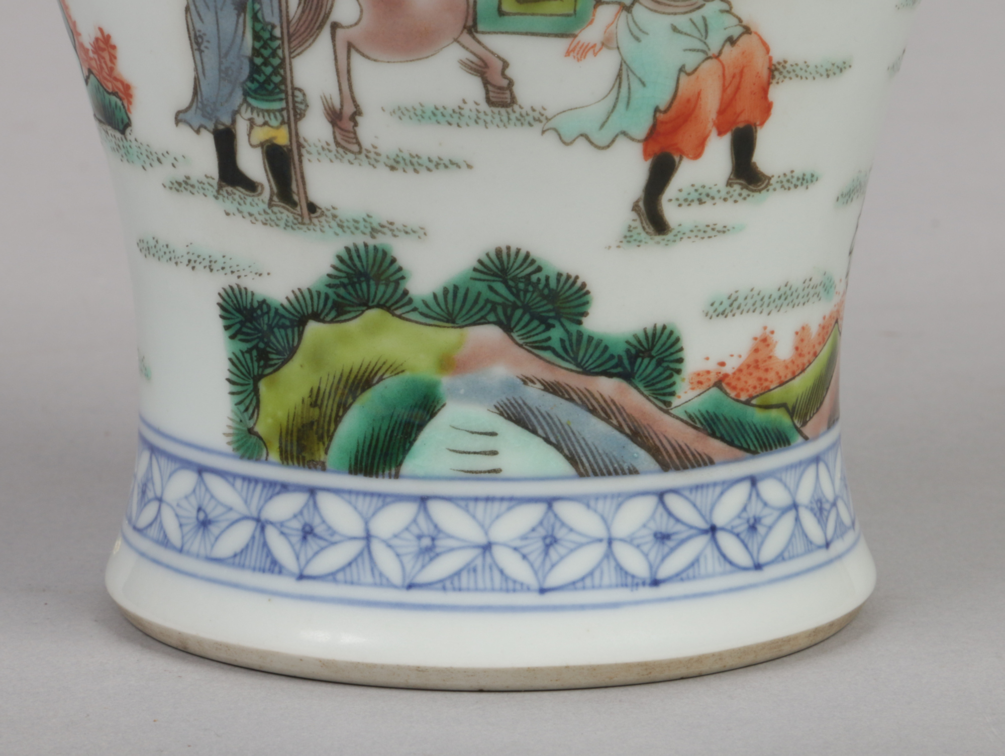 A Chinese famille verte meiping vase. Painted with an underglaze blue lambrequin collar and with a - Image 6 of 10