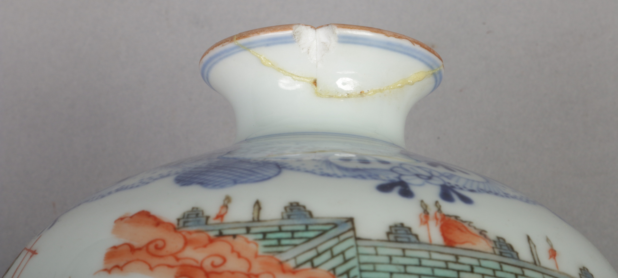 A Chinese famille verte meiping vase. Painted with an underglaze blue lambrequin collar and with a - Image 3 of 10