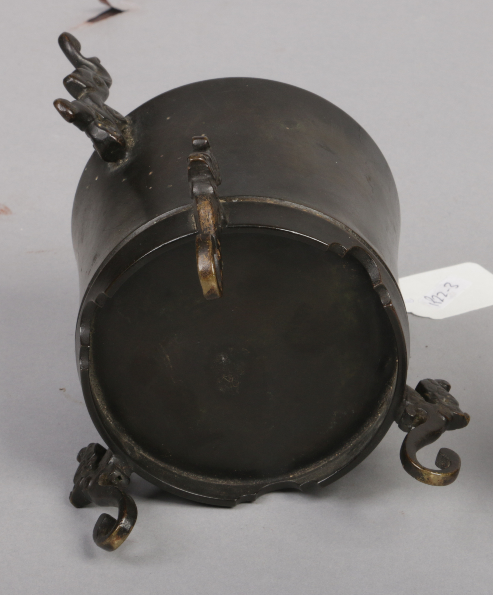 A 19th century Chinese bronze censer. With a scrolling dragon knop, cloud scroll handles and - Image 4 of 5