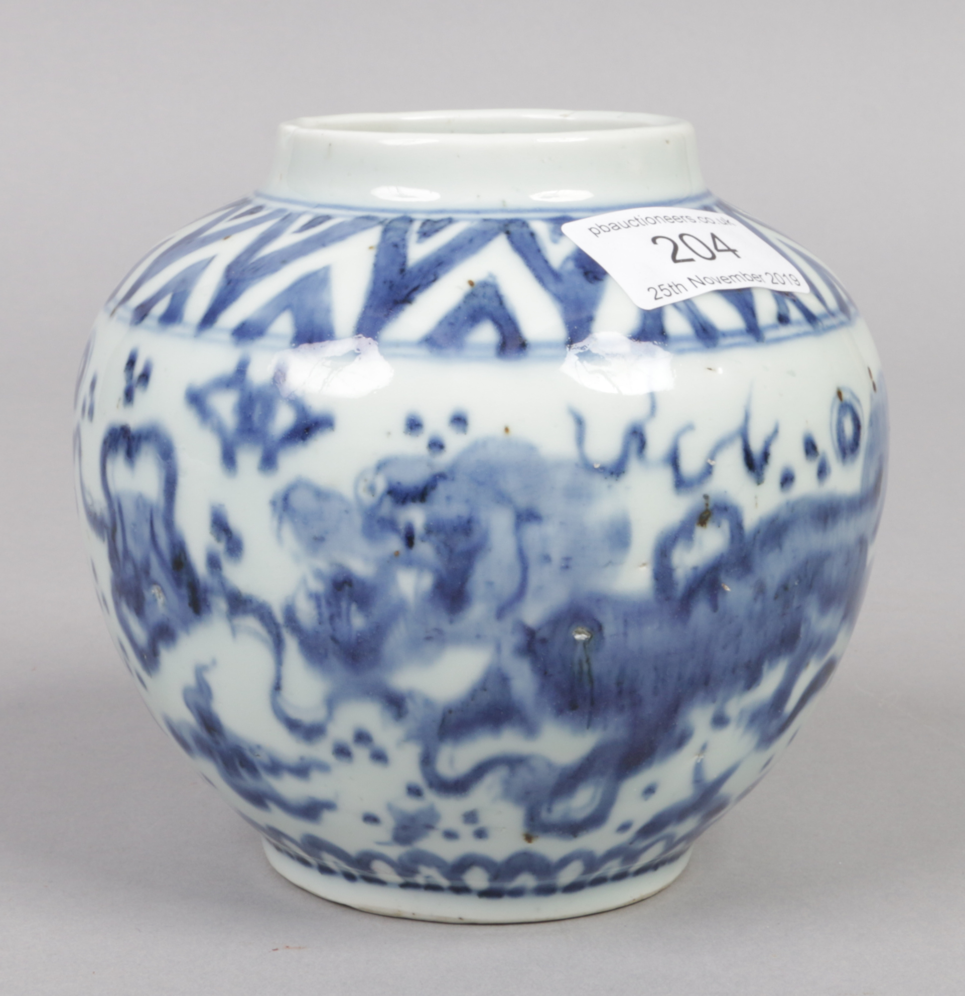A Chinese Wanli (1573-1620) small blue and white jar. Painted in underglaze blue with lion dogs - Image 5 of 7