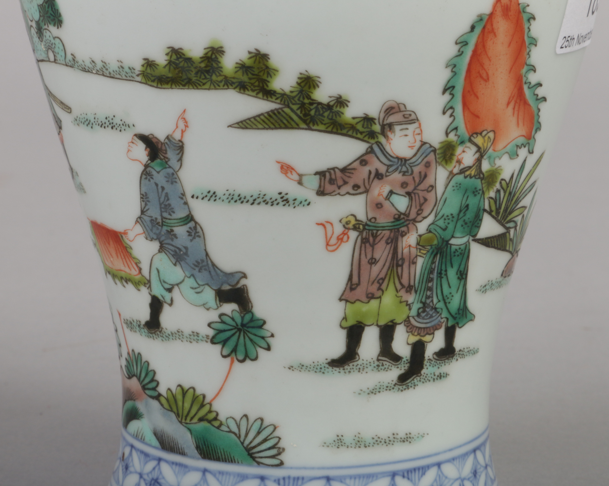 A Chinese famille verte meiping vase. Painted with an underglaze blue lambrequin collar and with a - Image 9 of 10