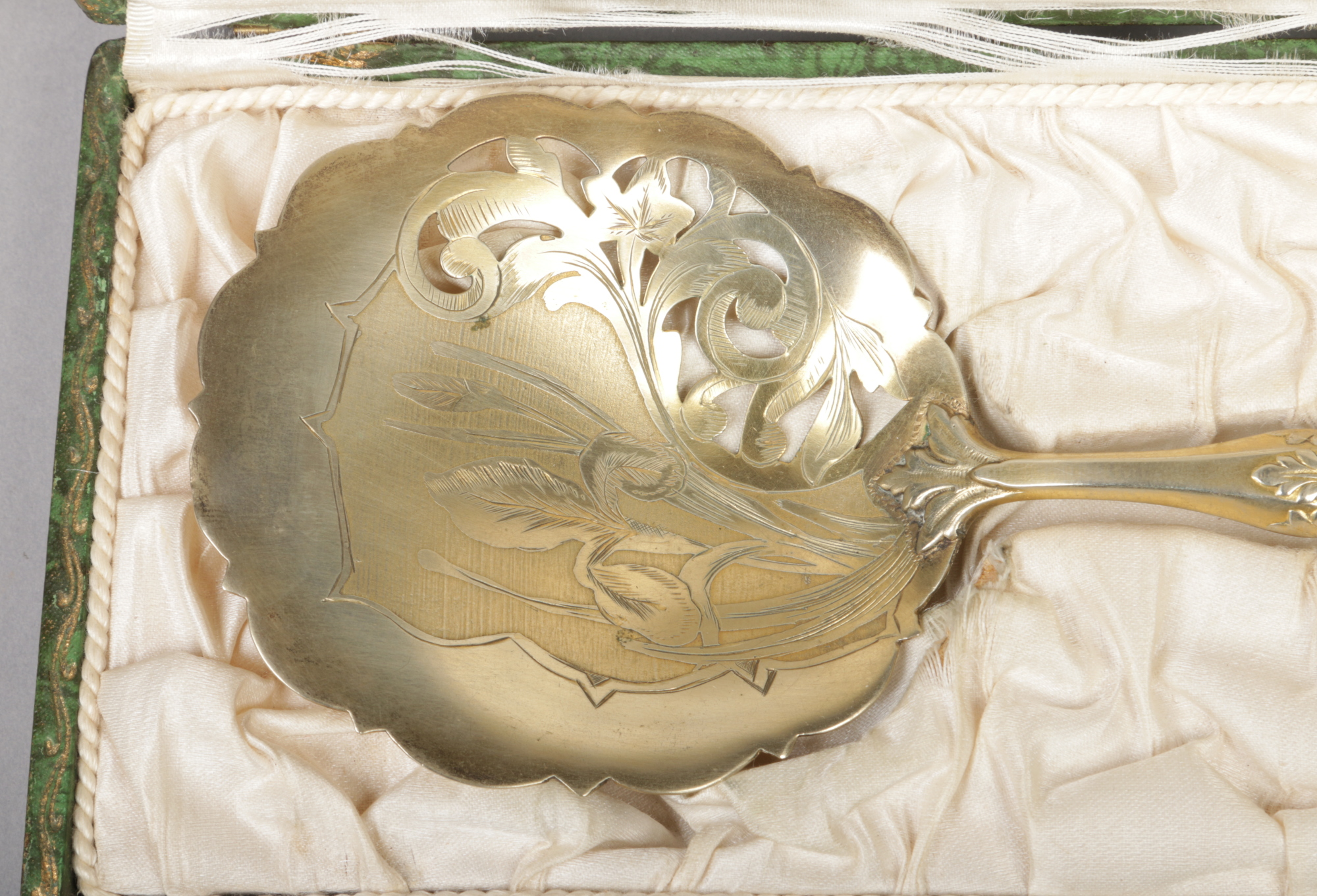 An early 20th century French cased silver and silver gilt serving spoon. Engraved to the pierced and - Image 2 of 3