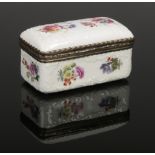 An early 19th century Coalport snuff box with hinged cover and metal mount. With scroll moulding and