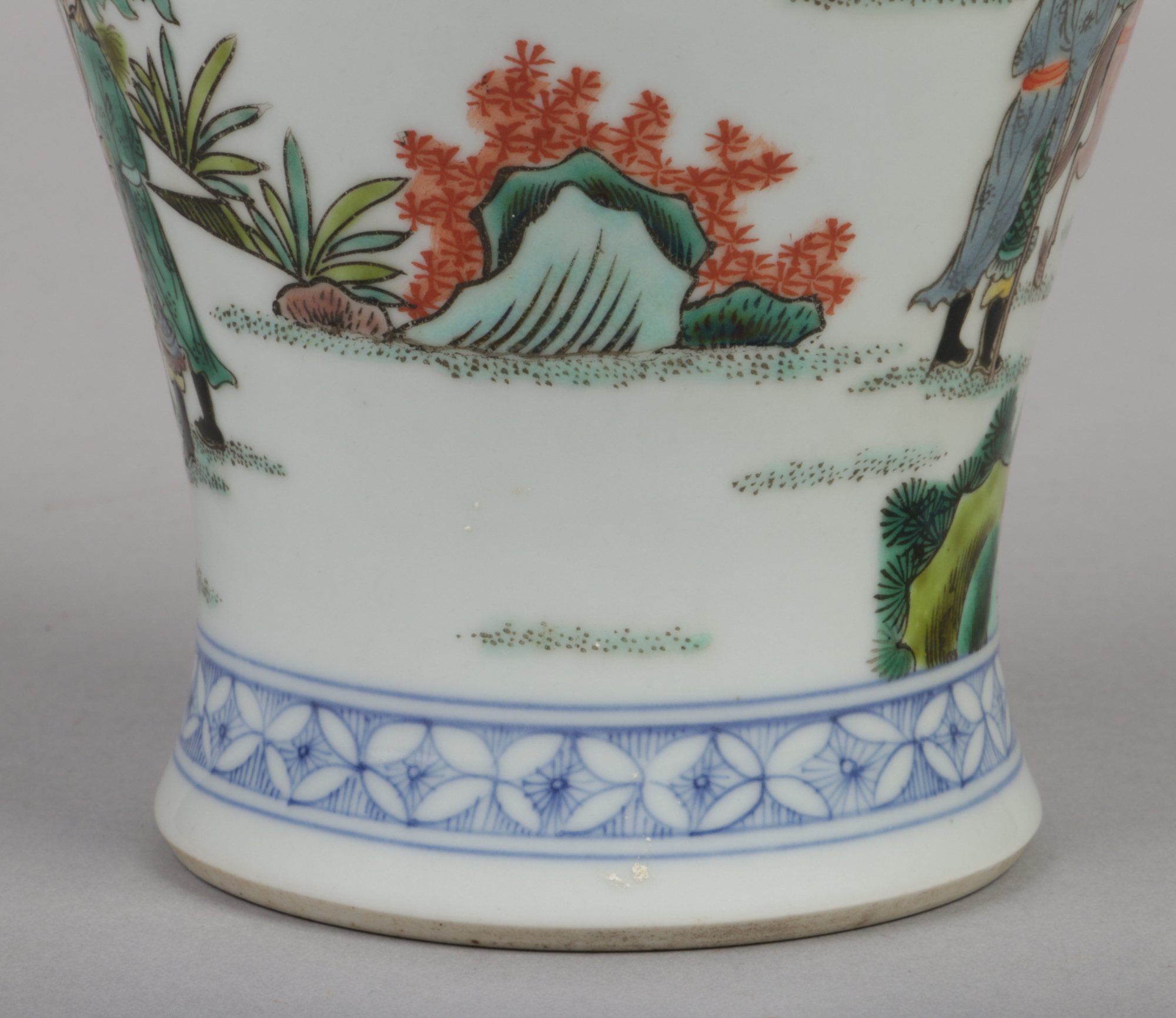 A Chinese famille verte meiping vase. Painted with an underglaze blue lambrequin collar and with a - Image 10 of 10