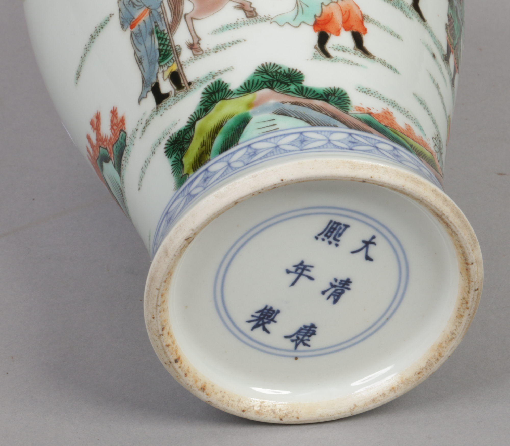 A Chinese famille verte meiping vase. Painted with an underglaze blue lambrequin collar and with a - Image 2 of 10