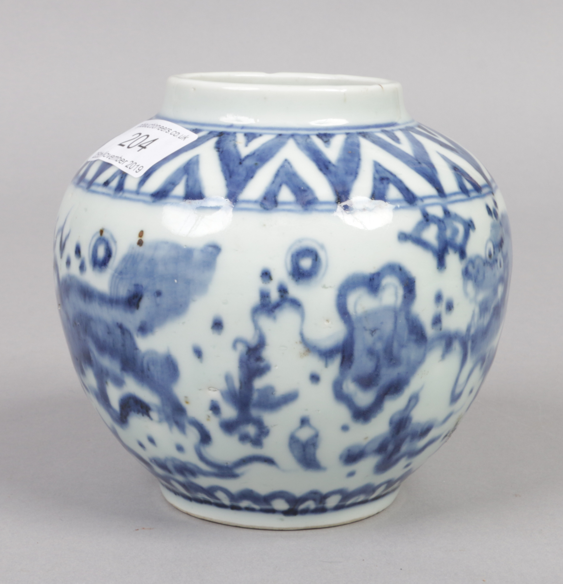 A Chinese Wanli (1573-1620) small blue and white jar. Painted in underglaze blue with lion dogs - Image 6 of 7