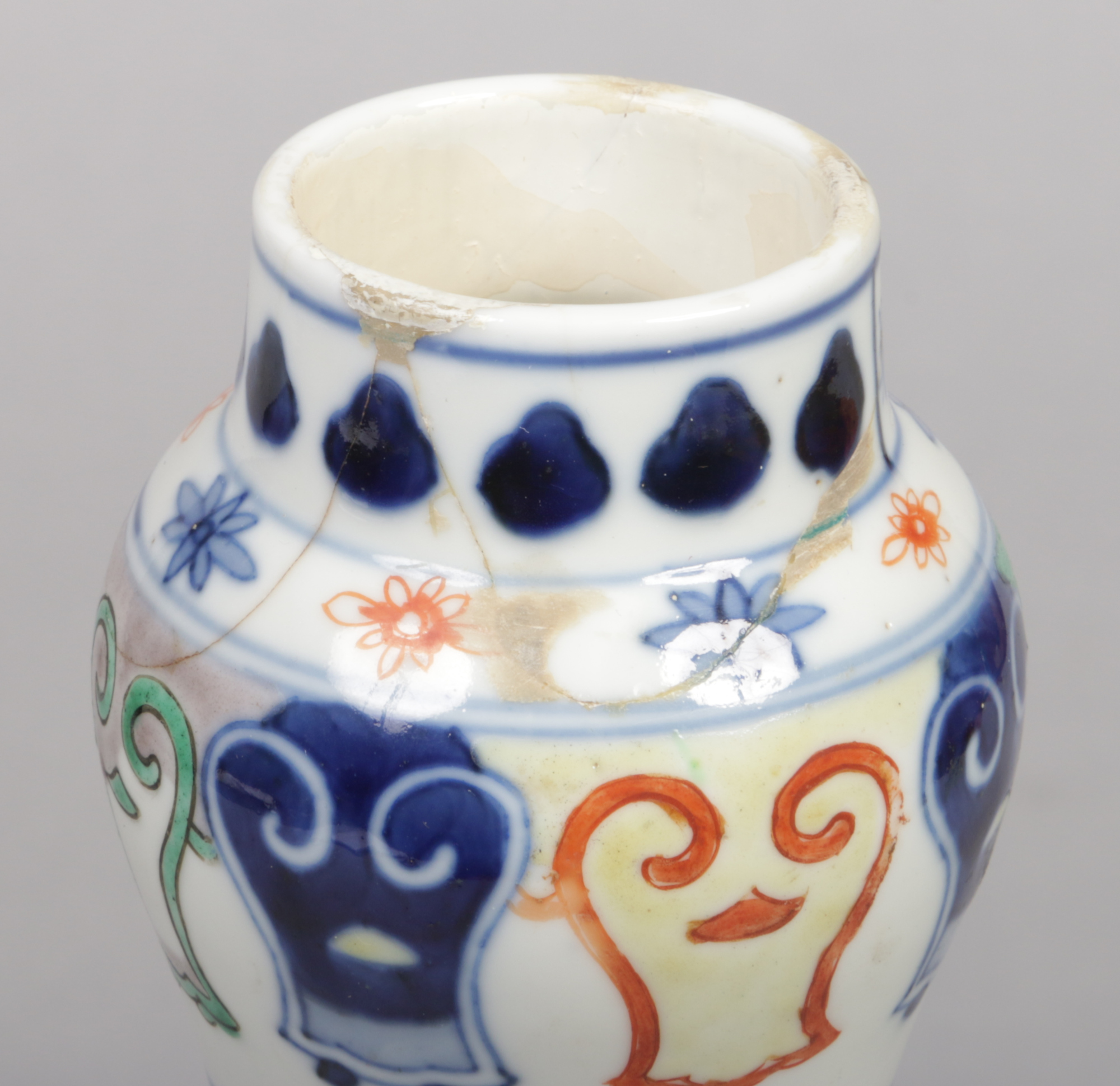 A Chinese Wucai glazed gourd shaped bottle vase. Decorated with a pair of dragons and phoenix - Image 5 of 6