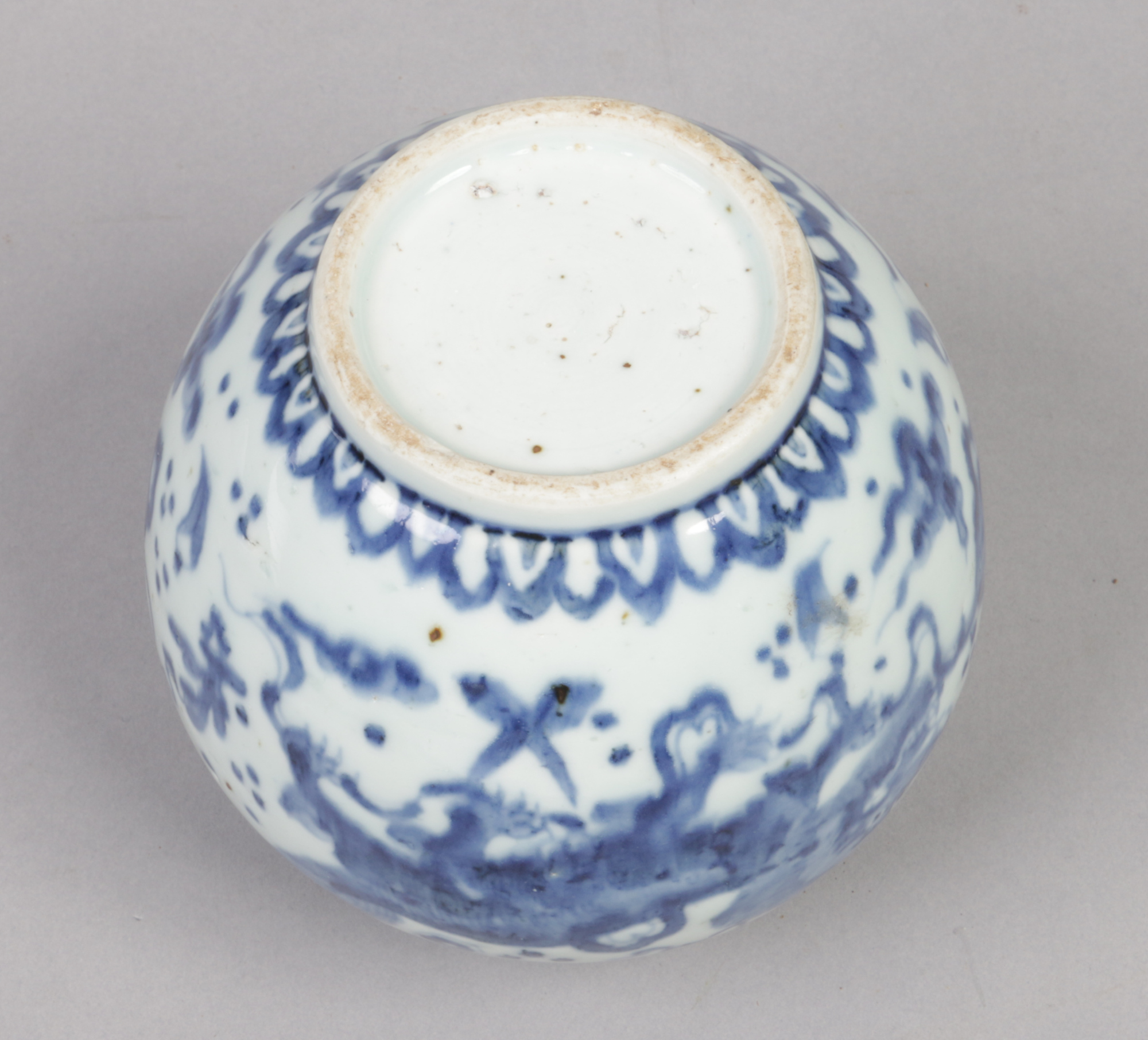 A Chinese Wanli (1573-1620) small blue and white jar. Painted in underglaze blue with lion dogs - Image 2 of 7