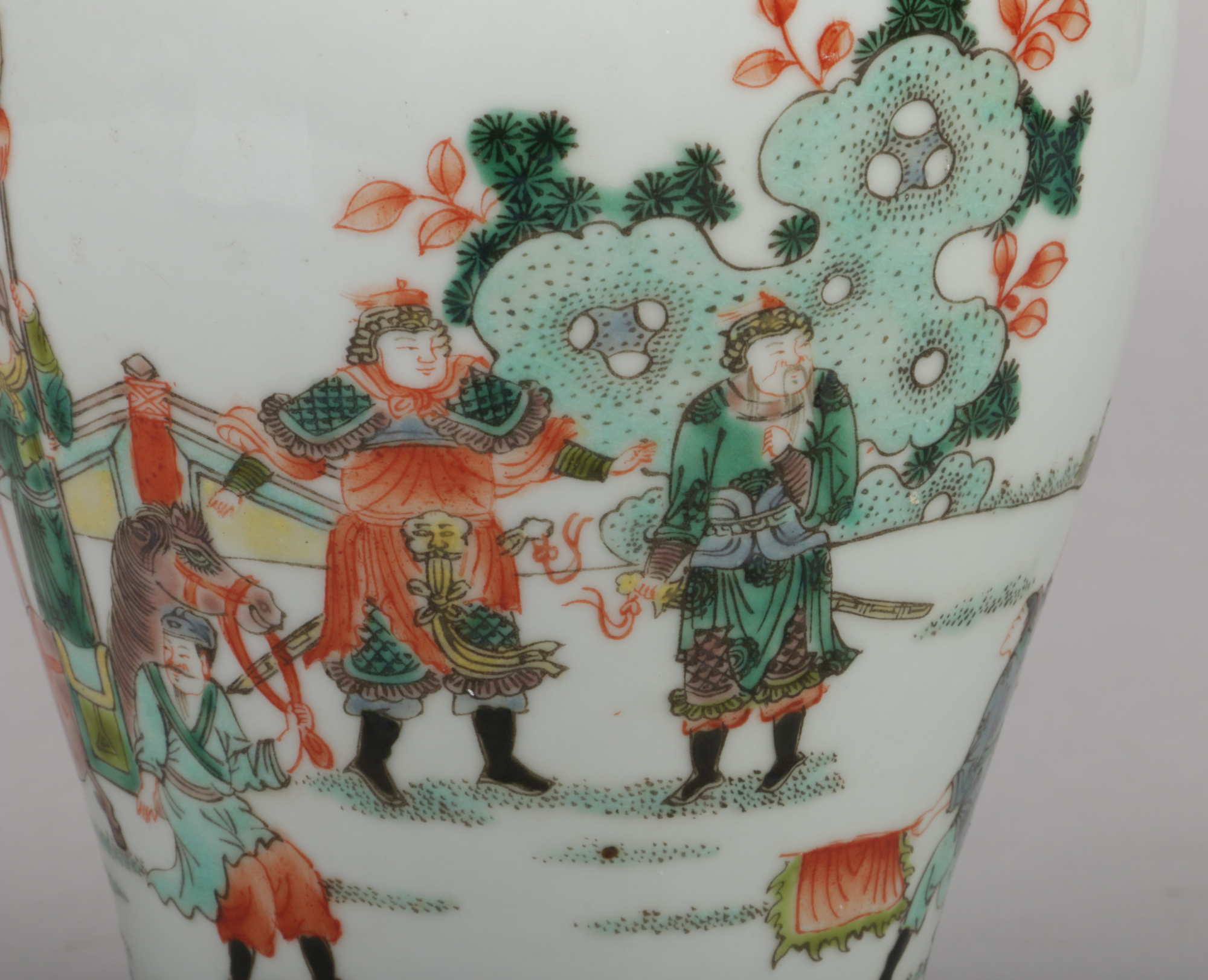 A Chinese famille verte meiping vase. Painted with an underglaze blue lambrequin collar and with a - Image 8 of 10