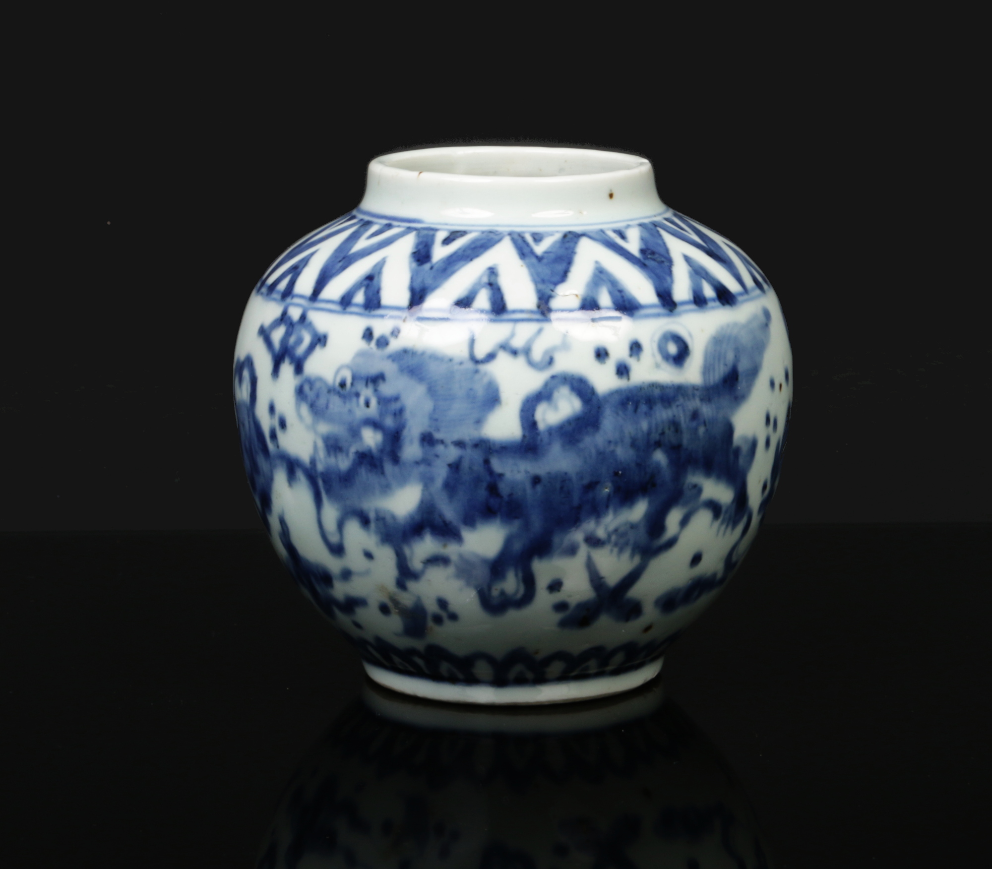 A Chinese Wanli (1573-1620) small blue and white jar. Painted in underglaze blue with lion dogs