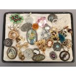 A tray of costume jewellery brooches including gilt metal examples.