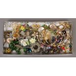 A tray of mixed costume jewellery including brooches.
