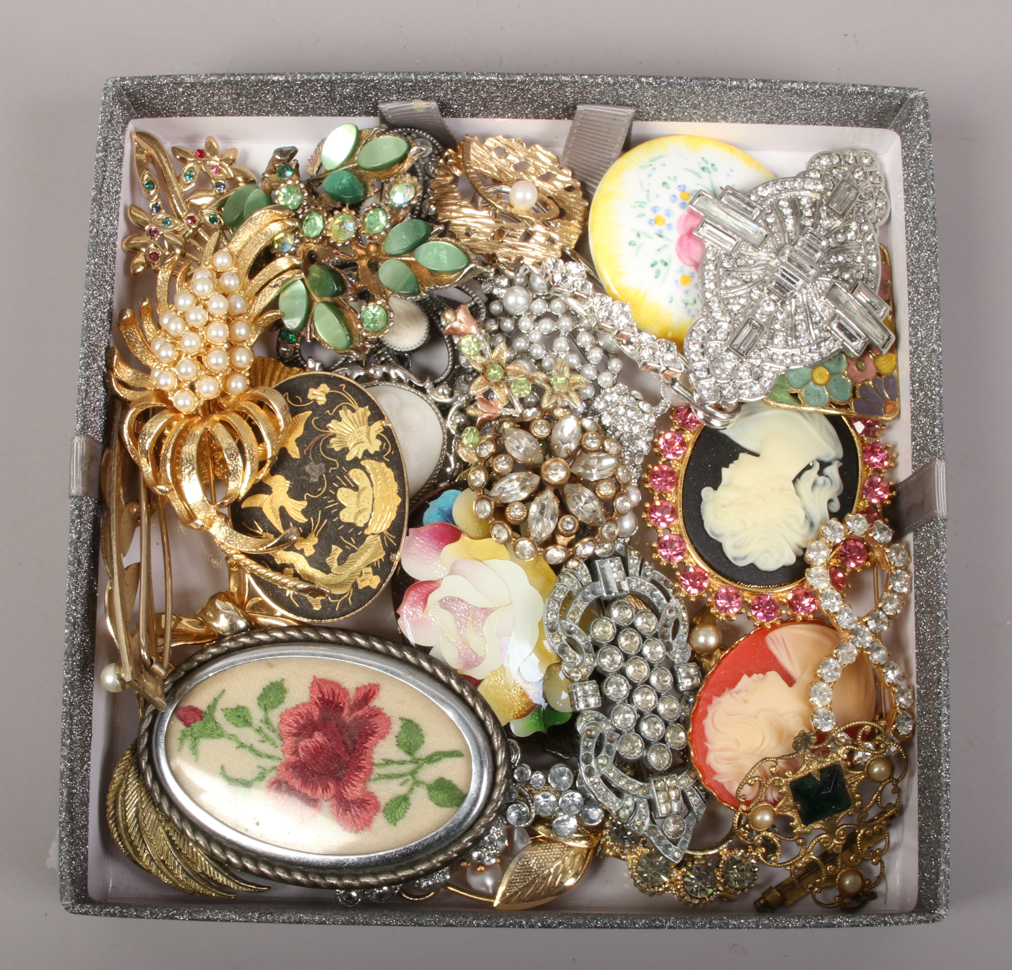 Thirty two costume jewellery brooches including white paste and gilt metal examples.