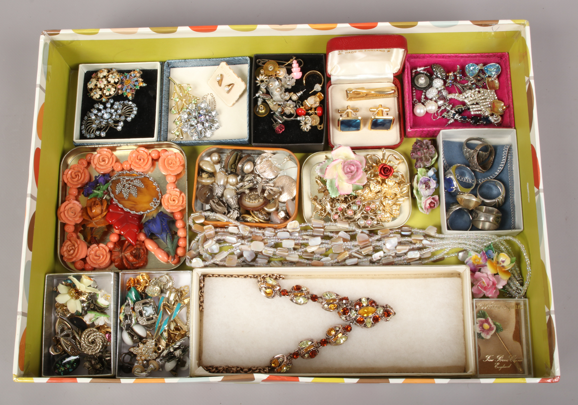 A tray of various costume jewellery including clip on earrings, dress rings, phenolic and Bakelite