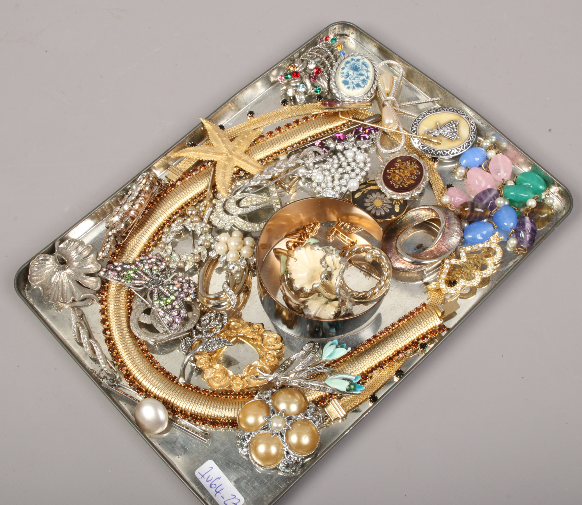 A tray of various costume jewellery some 1950 / 60s examples including brooches gilt necklaces etc.