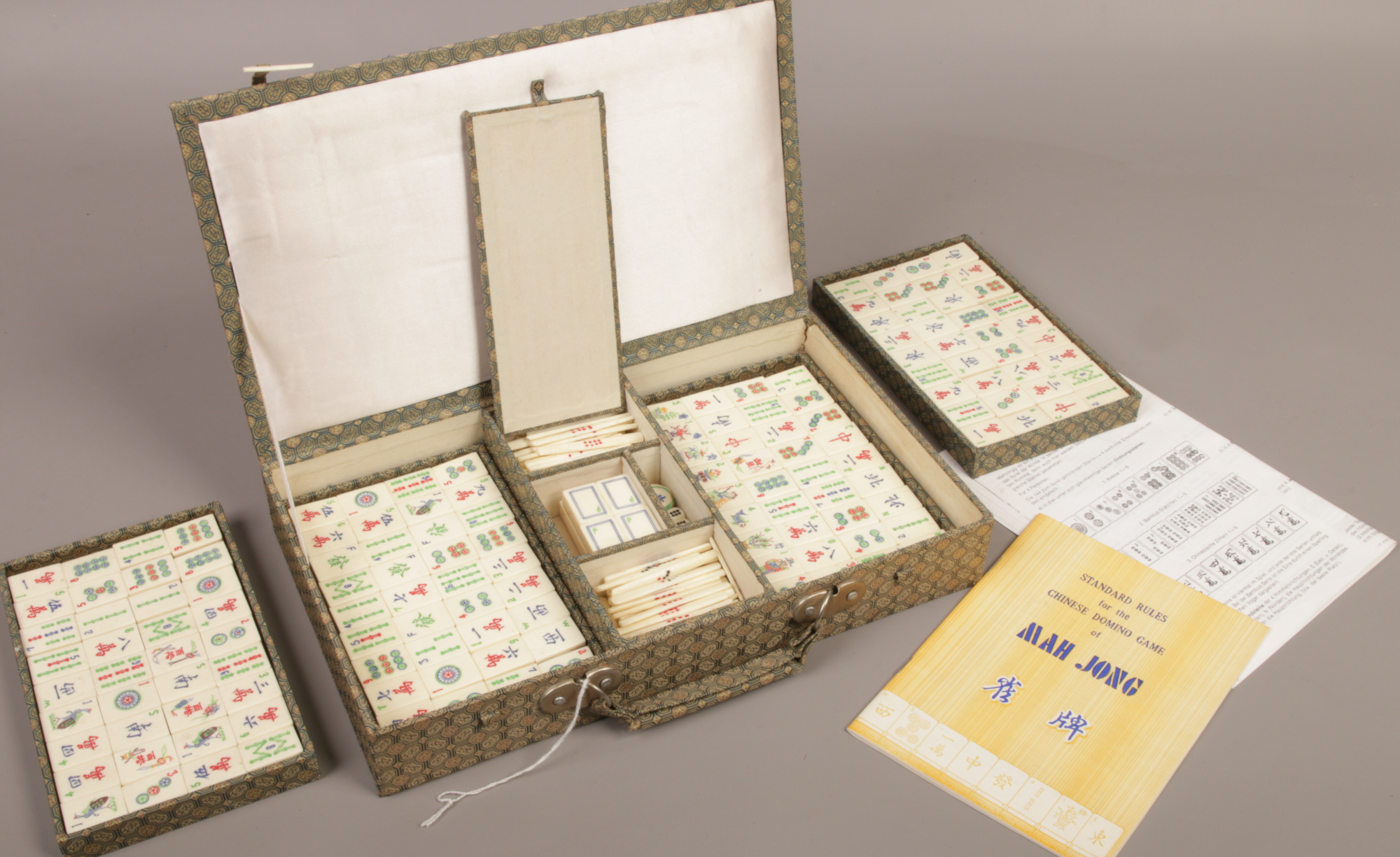 A cased vintage bone and bamboo Chinese Mahjong set.