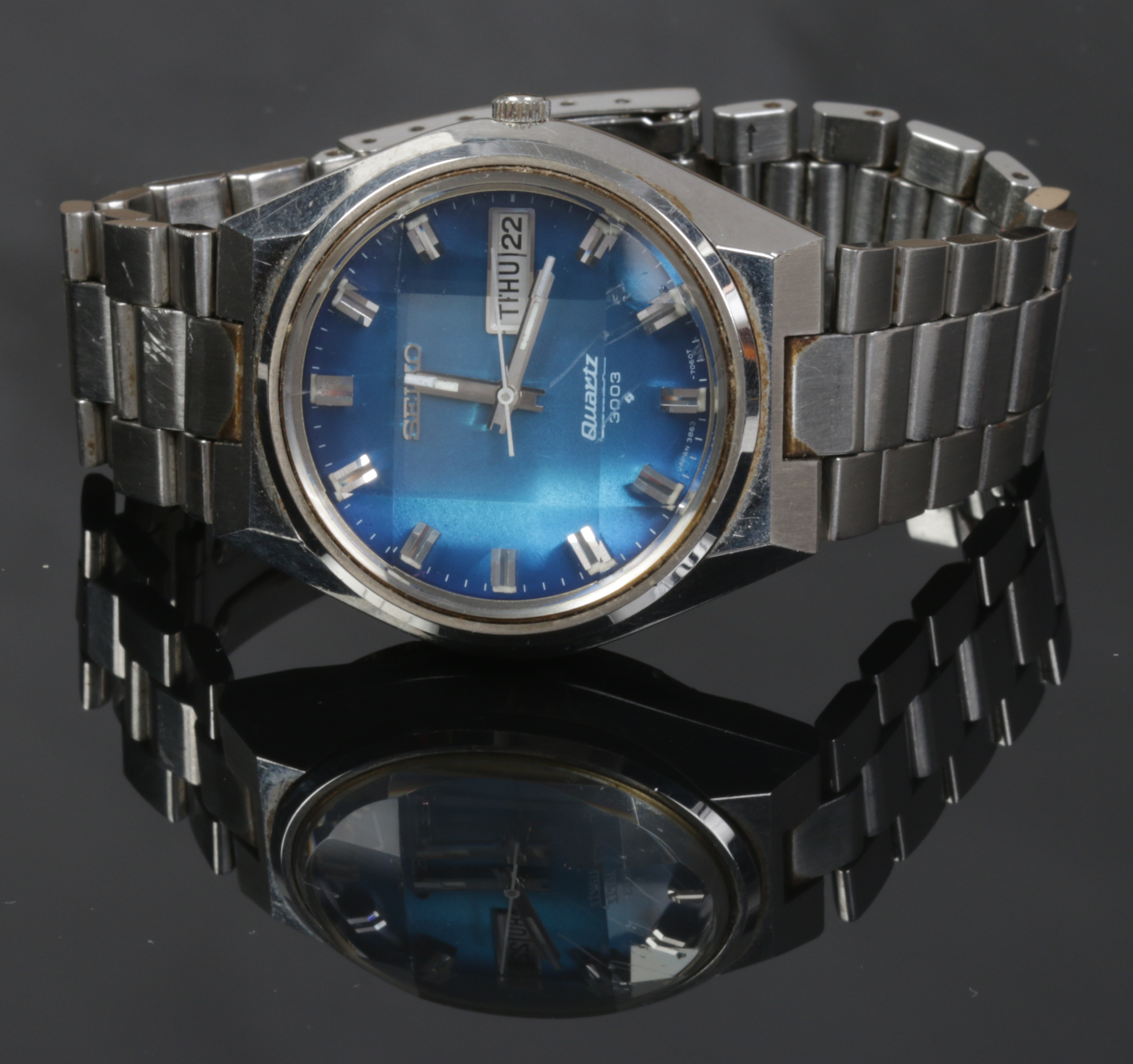 A Seiko stainless steel quartz 3003 bracelet watch. With blue dial, faceted crystal, centre seconds,