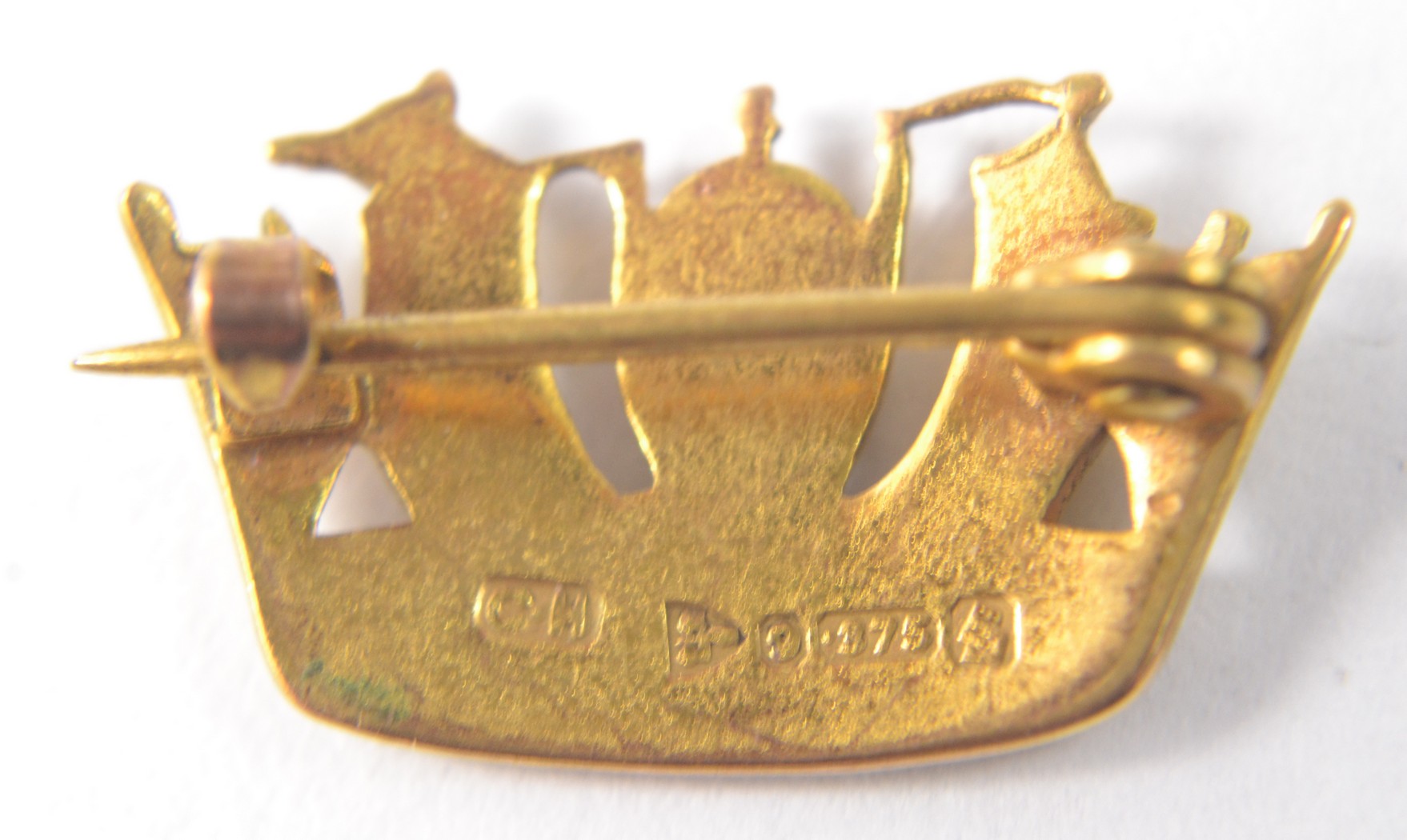 A 375 9 carat CHESTER stamped gold Viking ship style pin badge - Image 3 of 6