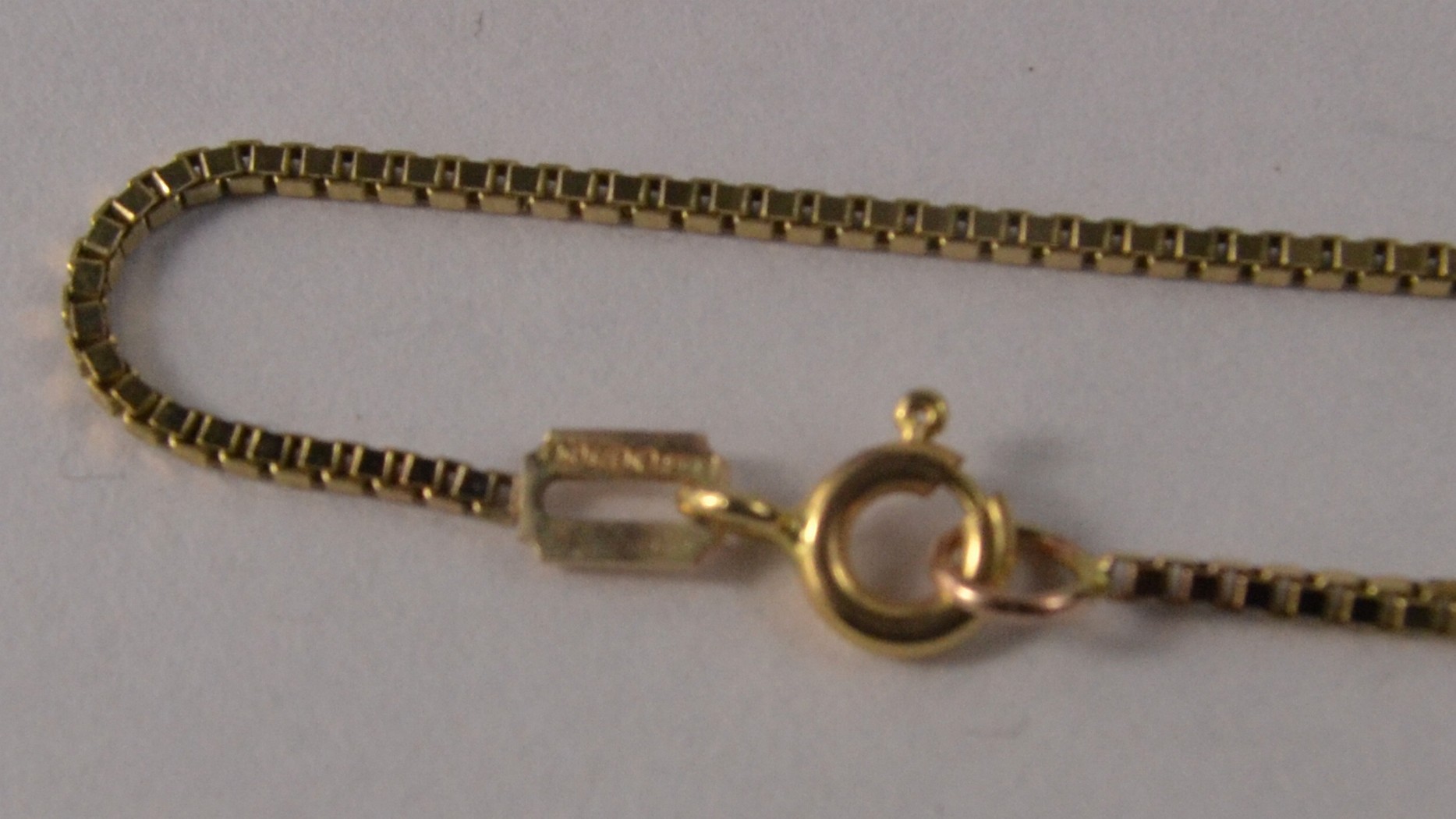 Selection of gold jewellery to include 2 necklaces with pendants and a bracelet - Image 8 of 11