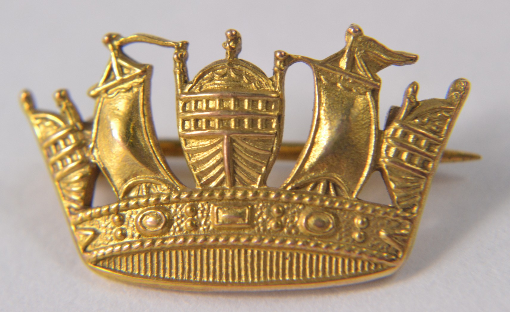 A 375 9 carat CHESTER stamped gold Viking ship style pin badge