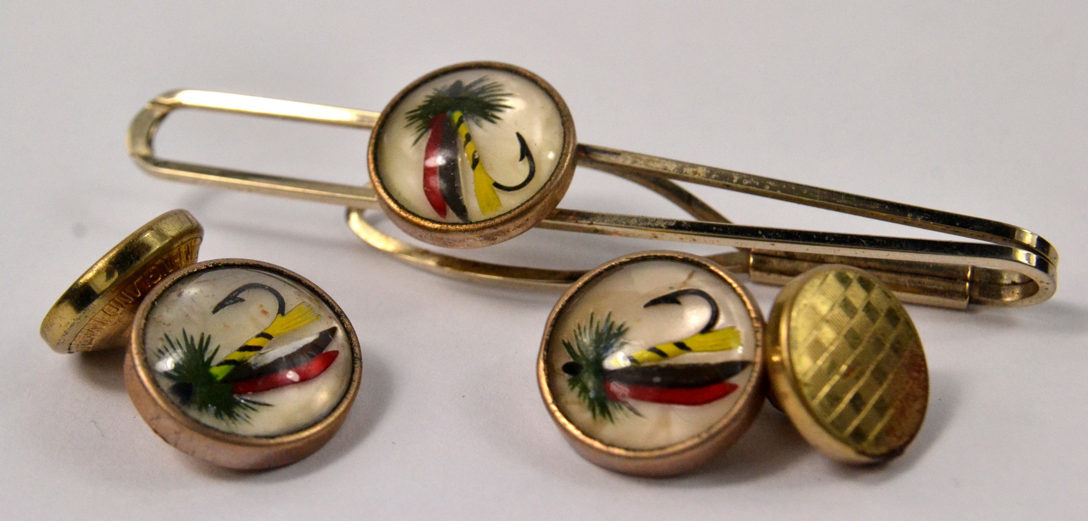 RARE 'FOR THE ANGLER AT HEART' A pair of vintage cufflinks and a matching tie-pin depicting