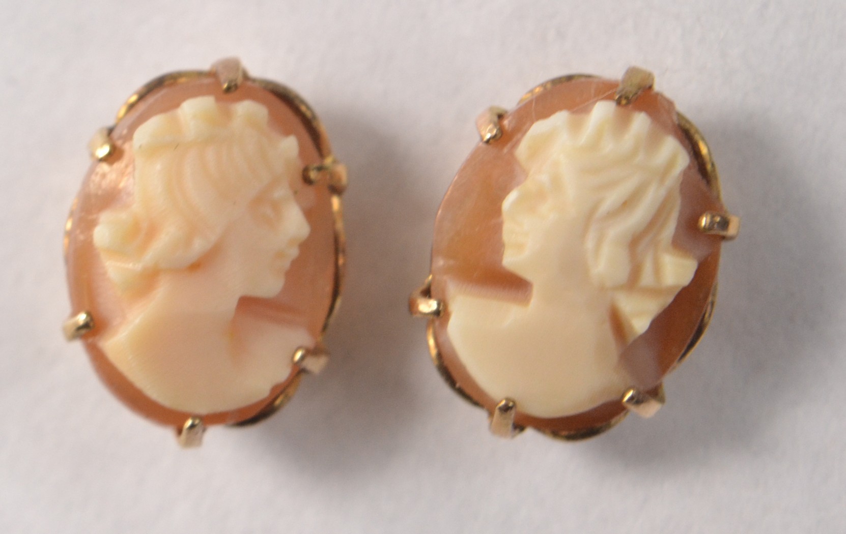 9ct gold stud earings with a real shell cameo design