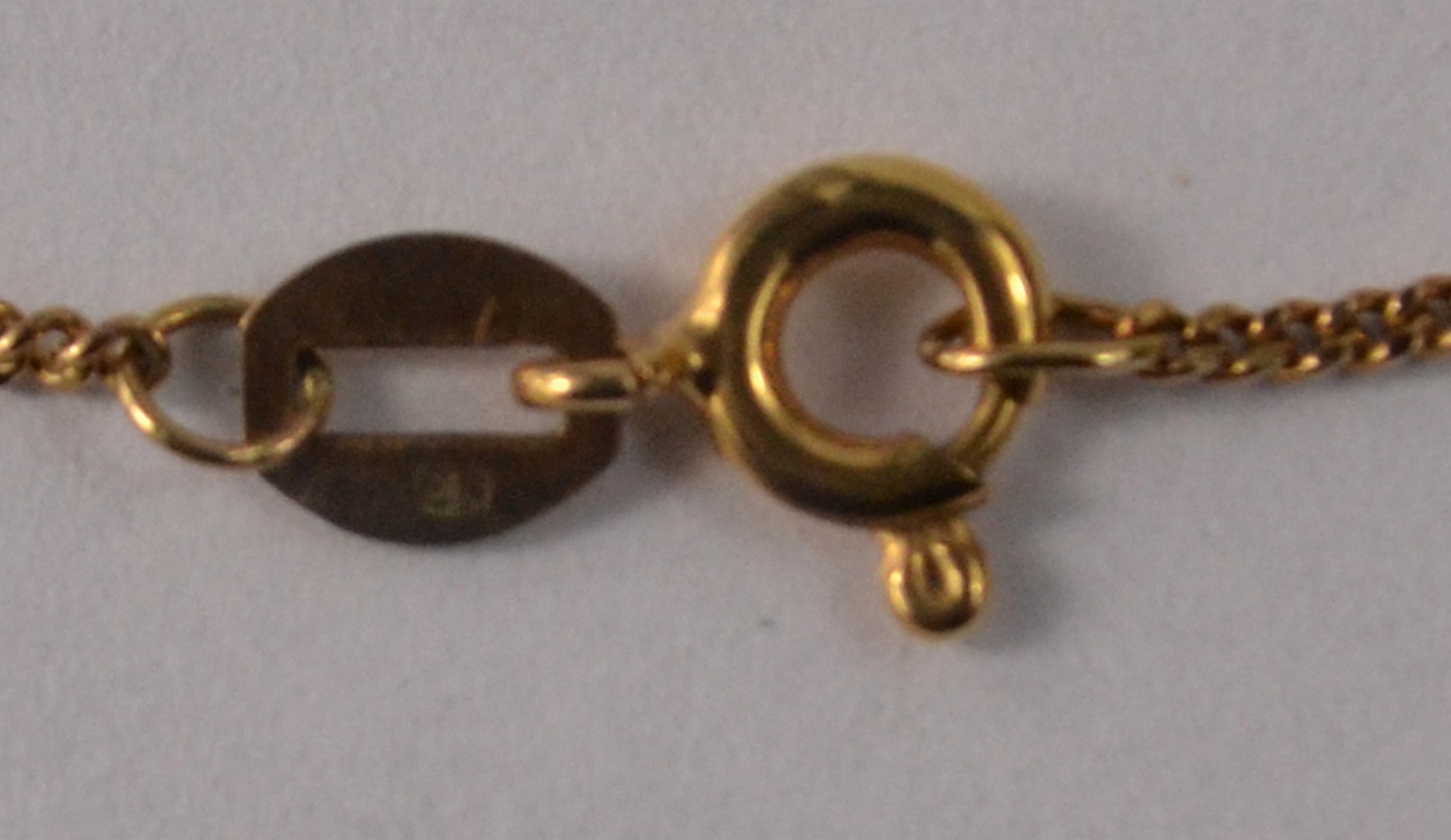 Selection of gold jewellery to include 2 necklaces with pendants and a bracelet - Image 6 of 11