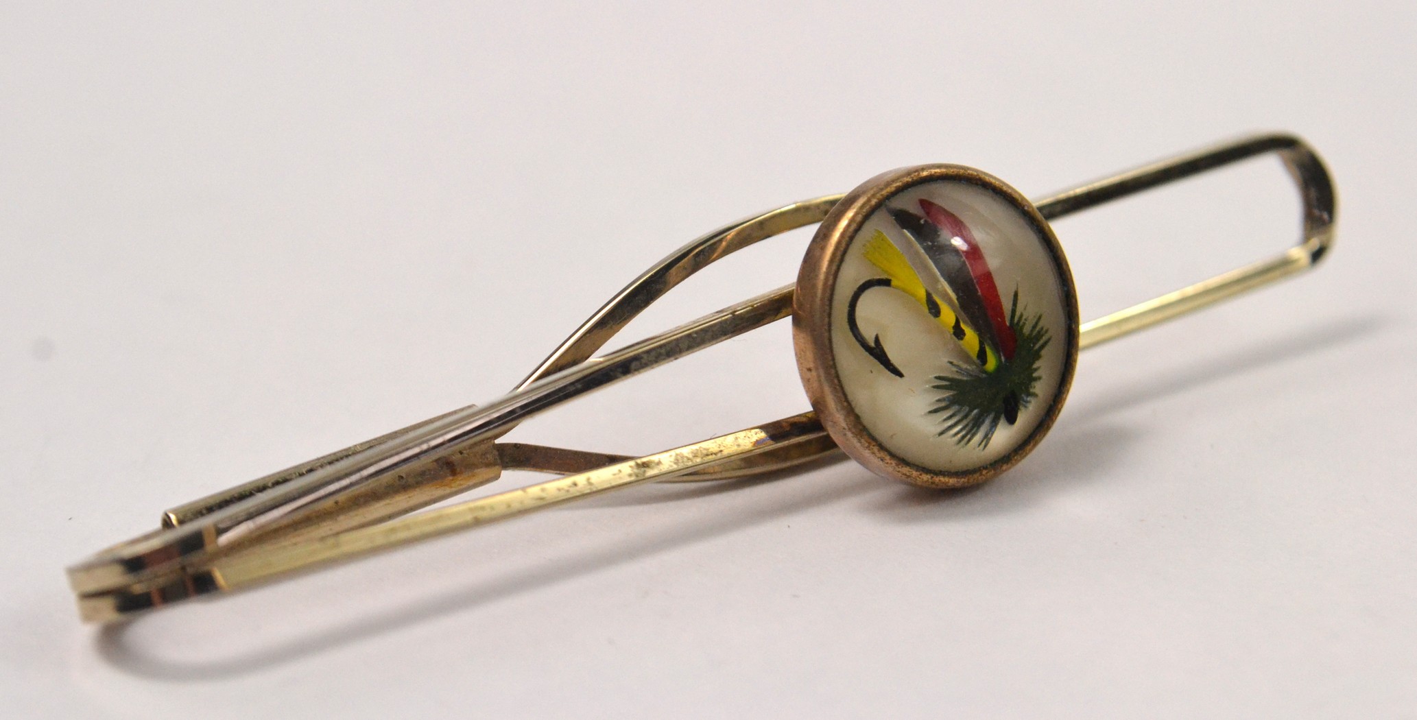 RARE 'FOR THE ANGLER AT HEART' A pair of vintage cufflinks and a matching tie-pin depicting - Image 8 of 9