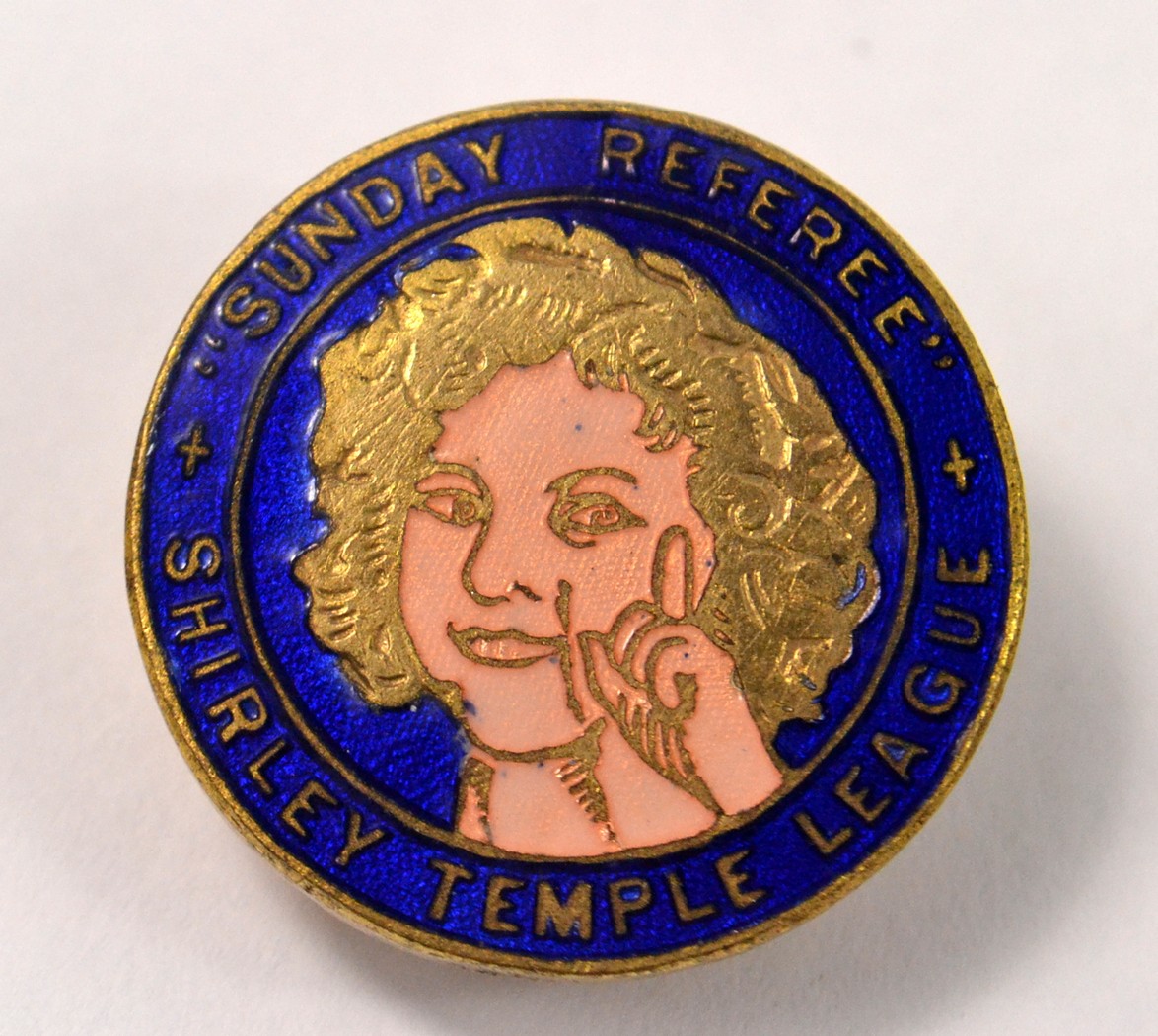 1930's VINTAGE SUNDAY REFEREE SHIRLEY TEMPLE LEAGUE ENAMEL PIN BADGE - Image 2 of 9