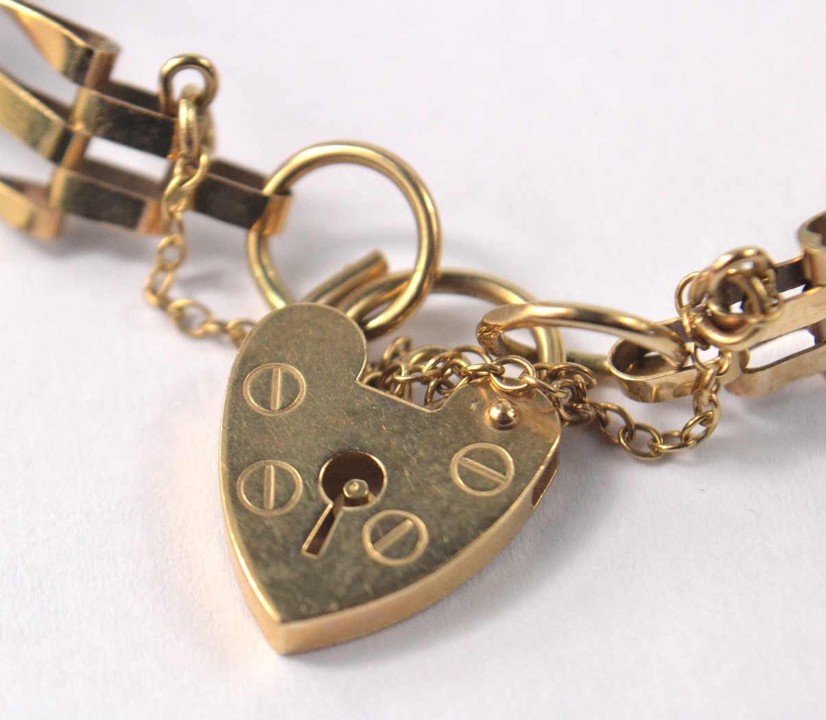 9ct gold twisted gate bar bracelet & lock. - Image 5 of 11