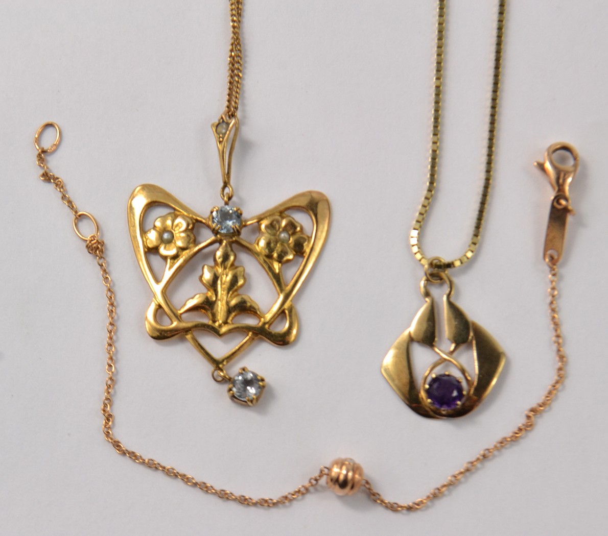 Selection of gold jewellery to include 2 necklaces with pendants and a bracelet