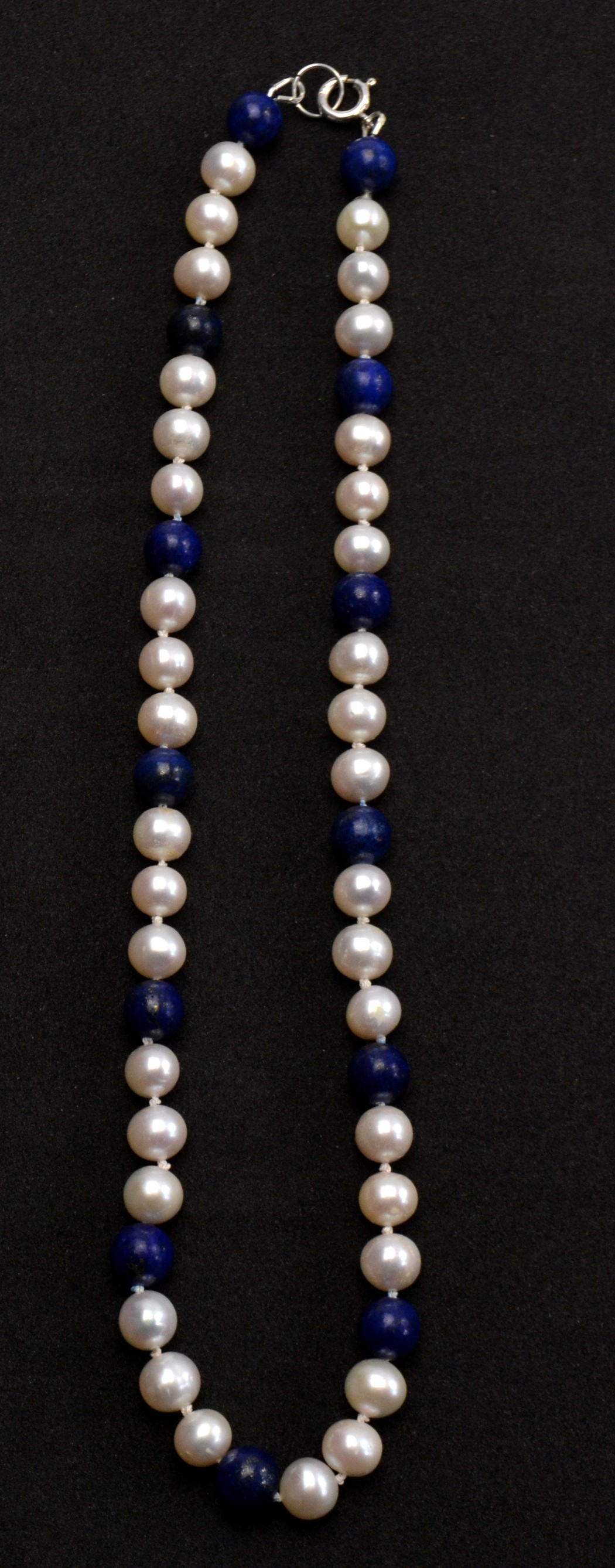 A pearl and lapis lazuli necklace, clasp stamped 925 - really beautiful! - Image 4 of 6