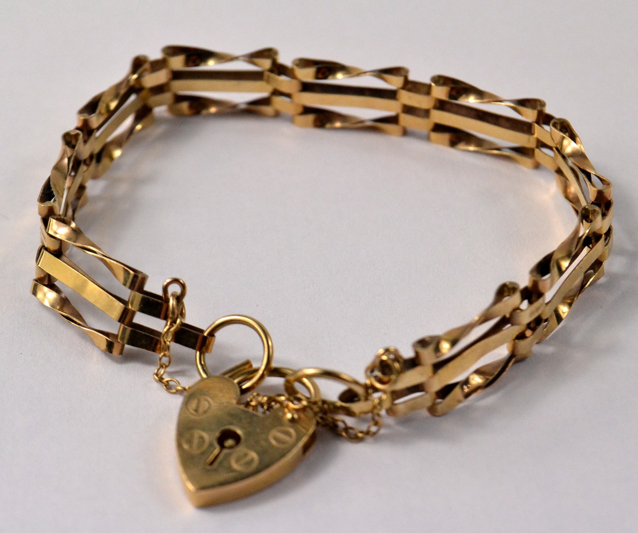 9ct gold twisted gate bar bracelet & lock.