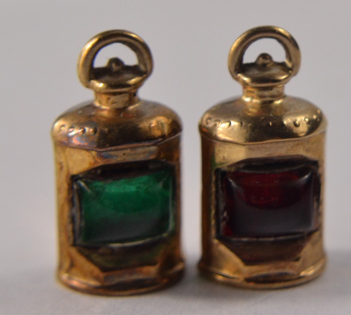 A pair of Hallmarked 375 gold ship lanterns port and star board charms - really UNUSUAL! - Image 10 of 11