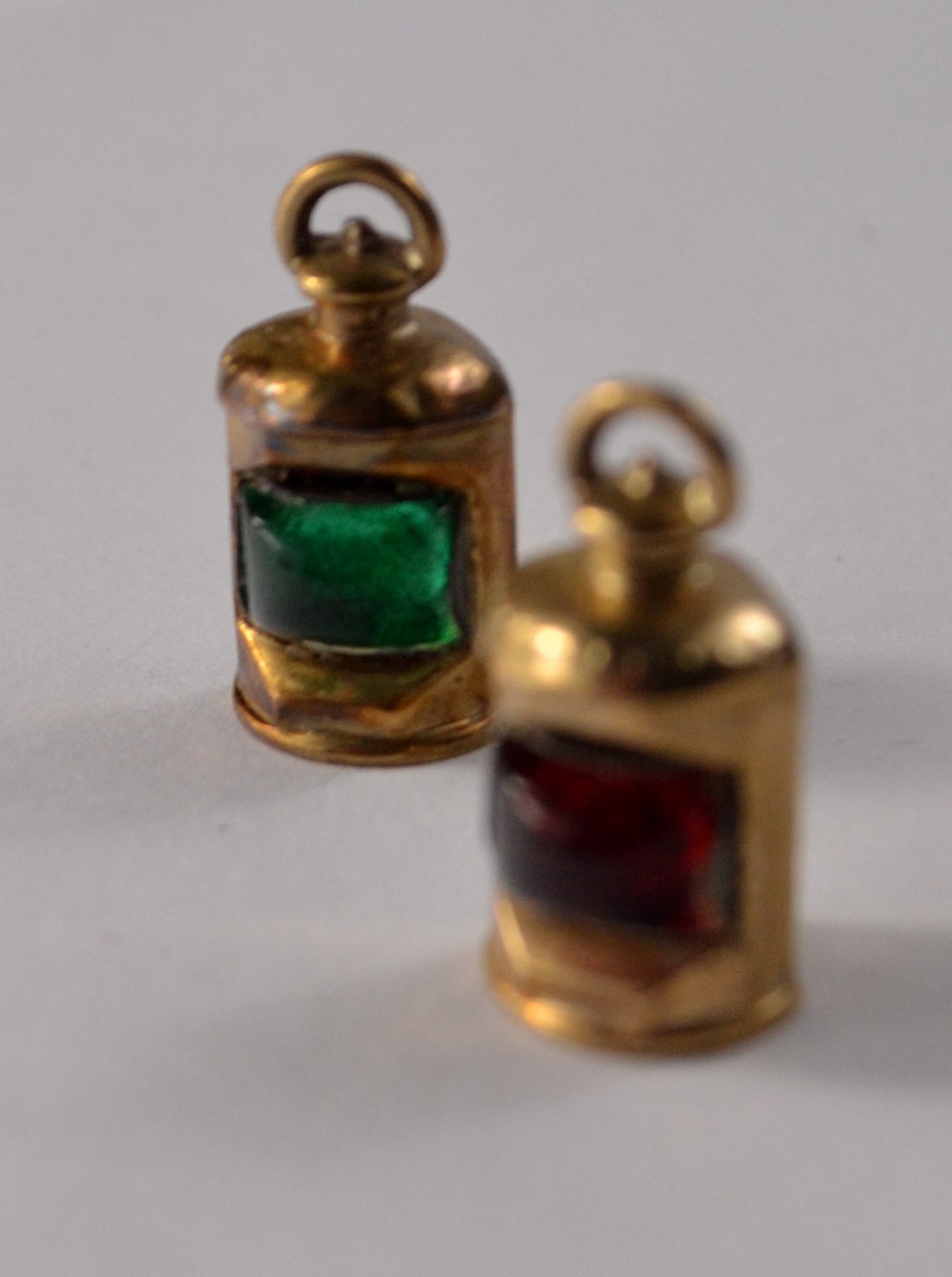 A pair of Hallmarked 375 gold ship lanterns port and star board charms - really UNUSUAL! - Image 2 of 11