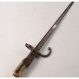 American ENFIELD wooden handled bayonette L 64cm and blade only length 51cm, in fair condition