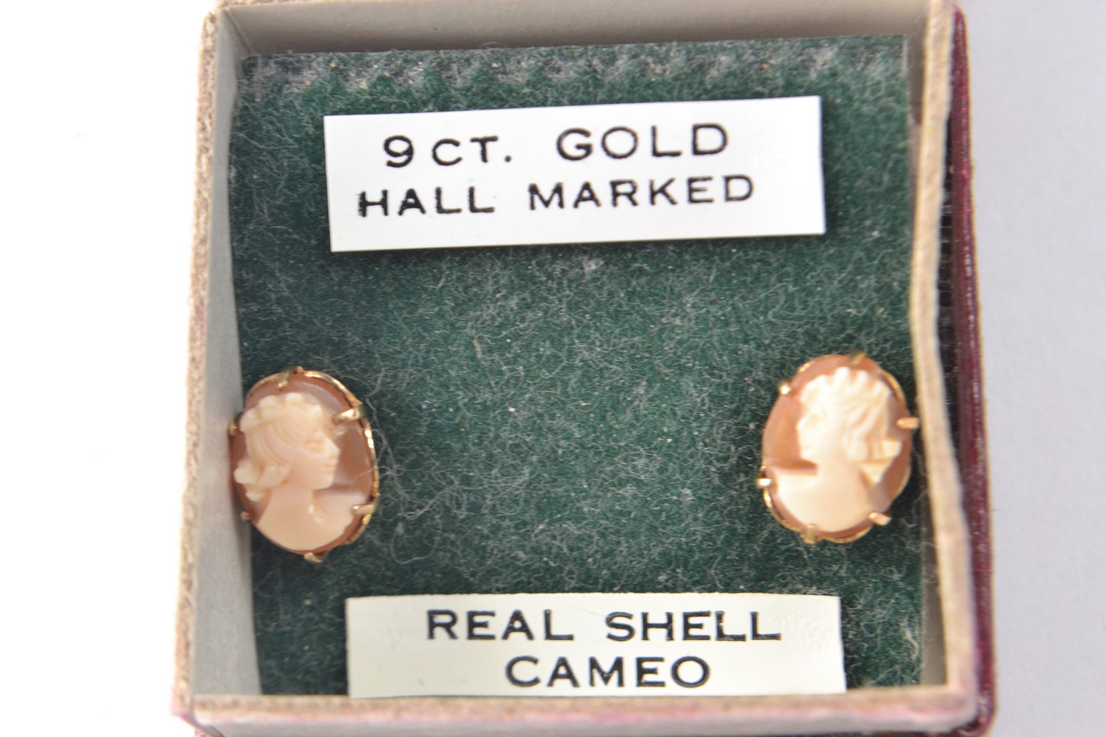 9ct gold stud earings with a real shell cameo design - Image 8 of 9