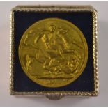 1913 FULL GOLD SOVERIGN mounted in a white metal pill box,