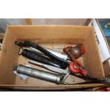 1 x Oil Pressure Plunger Gun for Diff/Gearbox Filling, 2 Grease Guns & 2 x Vintage Oils Cans