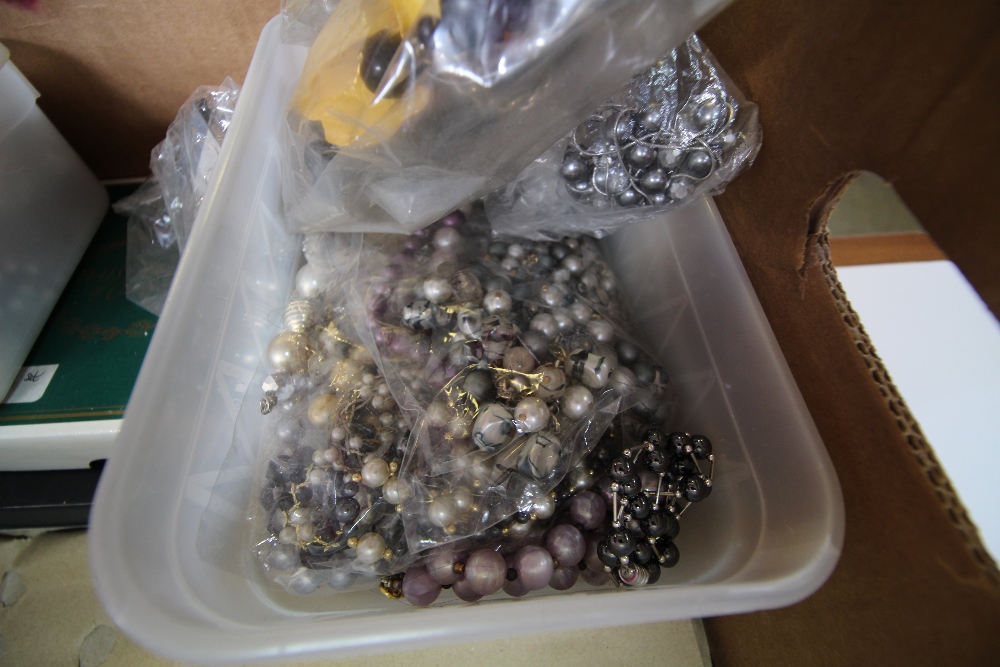 Quantity of mixed pearls, simulated pearl jewellery - Image 11 of 23