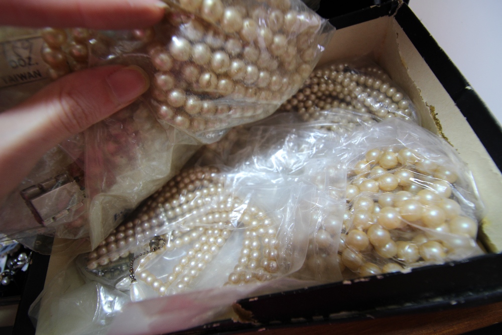 Quantity of mixed pearls, simulated pearl jewellery - Image 6 of 23